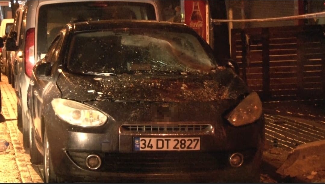 bahcelievlerde daha once bosaltilan binanin balkonu saganak sonrasi coktu 3 gB9B6Rlh