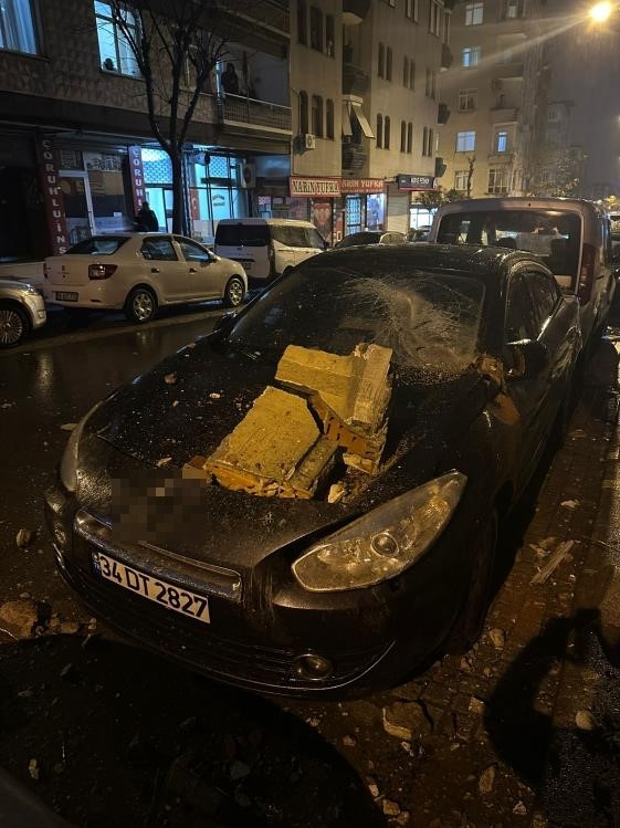 bahcelievlerde daha once bosaltilan binanin balkonu saganak sonrasi coktu 4 n2OU3RUj