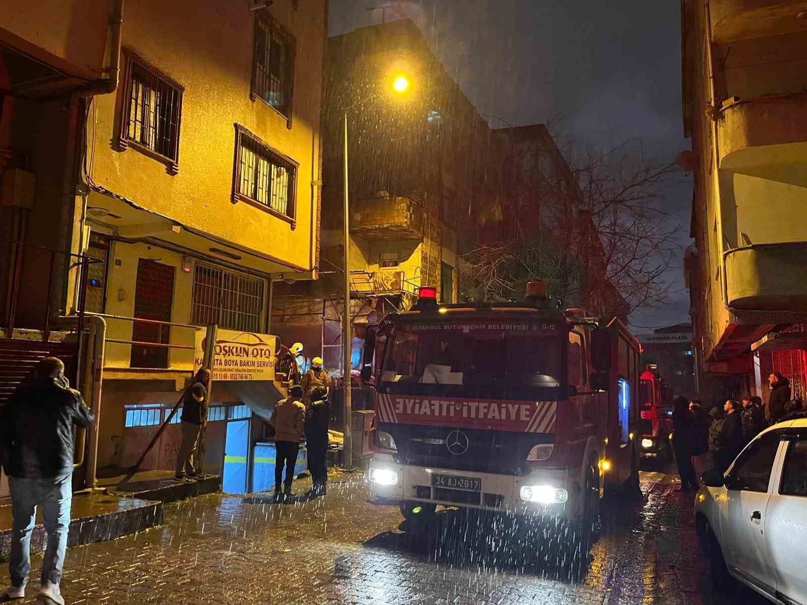 bahcelievlerde hurda malzemelerin bulundugu depoda yangin 1 8TBPuk1t