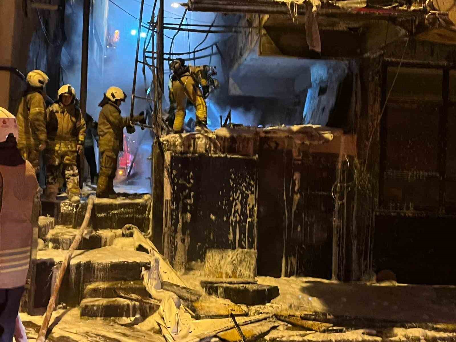 bahcelievlerde hurda malzemelerin bulundugu depoda yangin 3 ZKgHY7v1