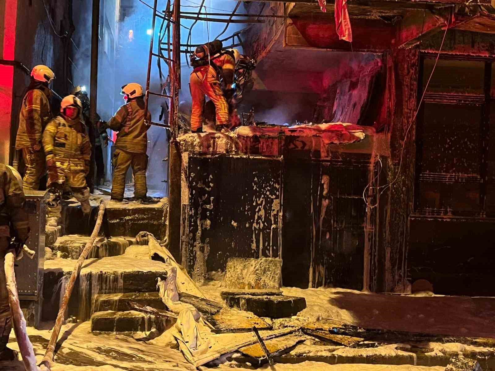 bahcelievlerde hurda malzemelerin bulundugu depoda yangin 4 USiAb9ny