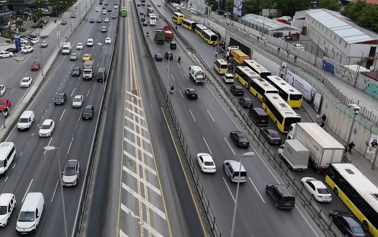 bahcelievlerde iett otobusu arizalandi trafik nedeniyle vatandas yol ortasinda otobus bekledi 0 nIwYbJ8E