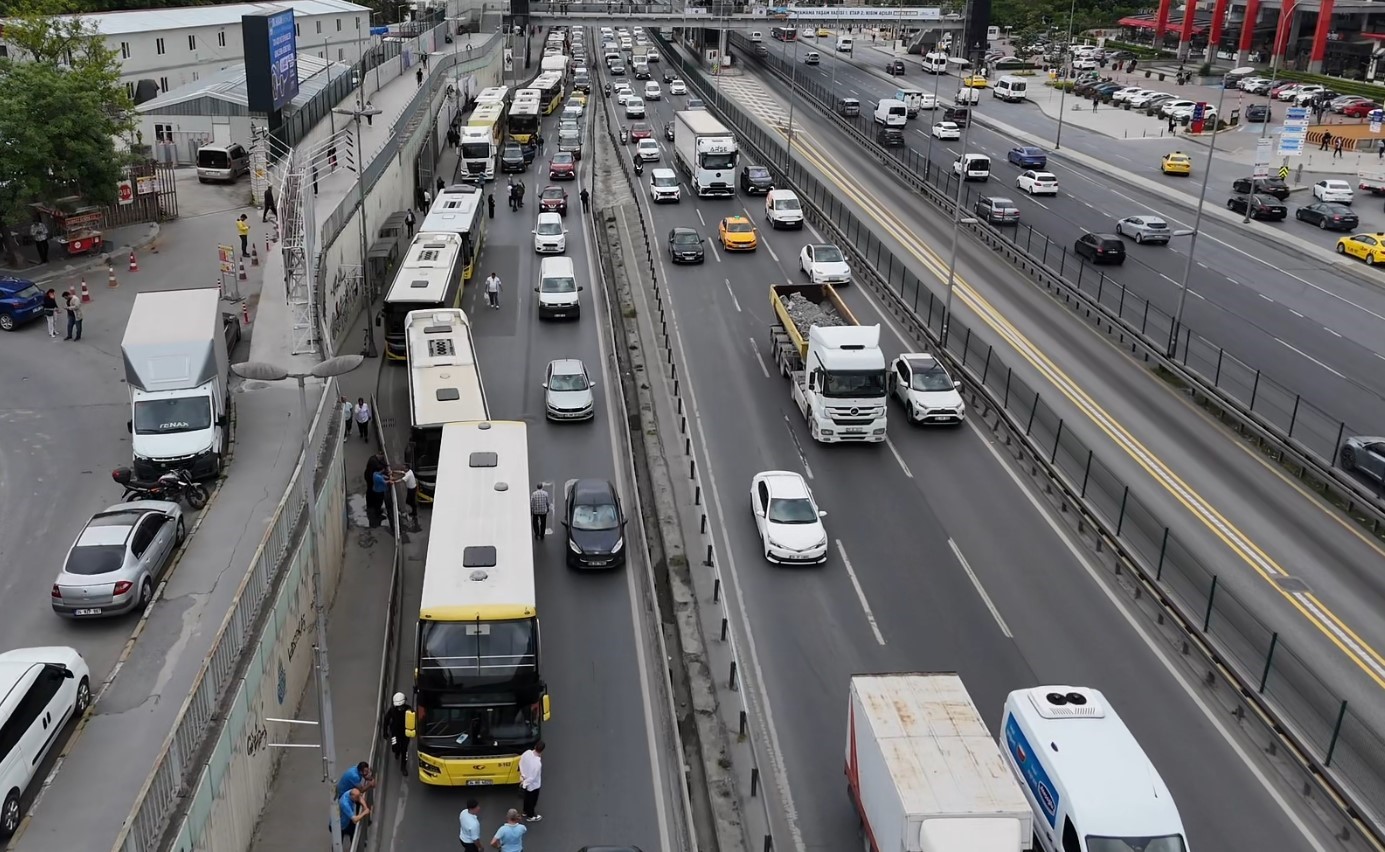 bahcelievlerde iett otobusu arizalandi trafik nedeniyle vatandas yol ortasinda otobus bekledi 1 vYlmInEY