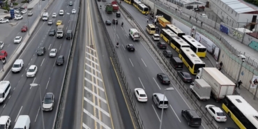 bahcelievlerde-iett-otobusu-arizalandi-trafik-nedeniyle-vatandas-yol-ortasinda-otobus-bekledi-C7h8P4yU.jpg
