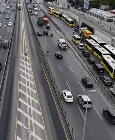 bahcelievlerde-iett-otobusu-arizalandi-trafik-nedeniyle-vatandas-yol-ortasinda-otobus-bekledi-C7h8P4yU.jpg
