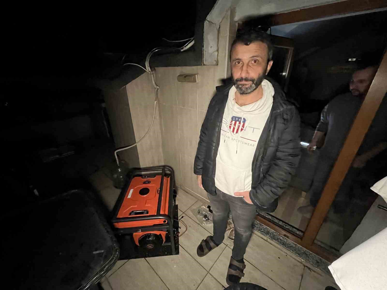 bahcelievlerde iftar vakti yasanan elektrik kesintisine vatandaslar tepki gosterdi 3 SS81KIXe