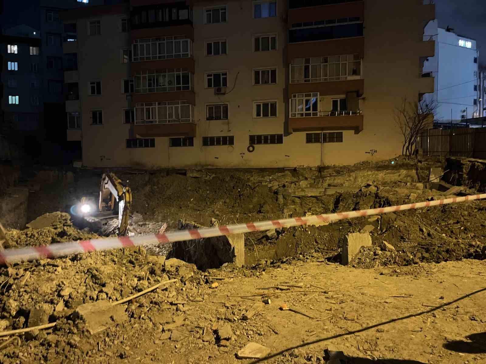 bahcelievlerde insaat calismasinda zemininde bosluk olusan 4 katli bina muhurlendi 1 DUkbgFwM