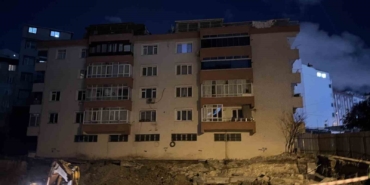 bahcelievlerde-insaat-calismasinda-zemininde-bosluk-olusan-4-katli-bina-muhurlendi-bivHfwsc.jpg