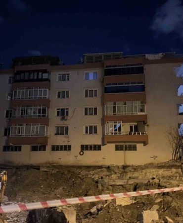 bahcelievlerde-insaat-calismasinda-zemininde-bosluk-olusan-4-katli-bina-muhurlendi-bivHfwsc.jpg