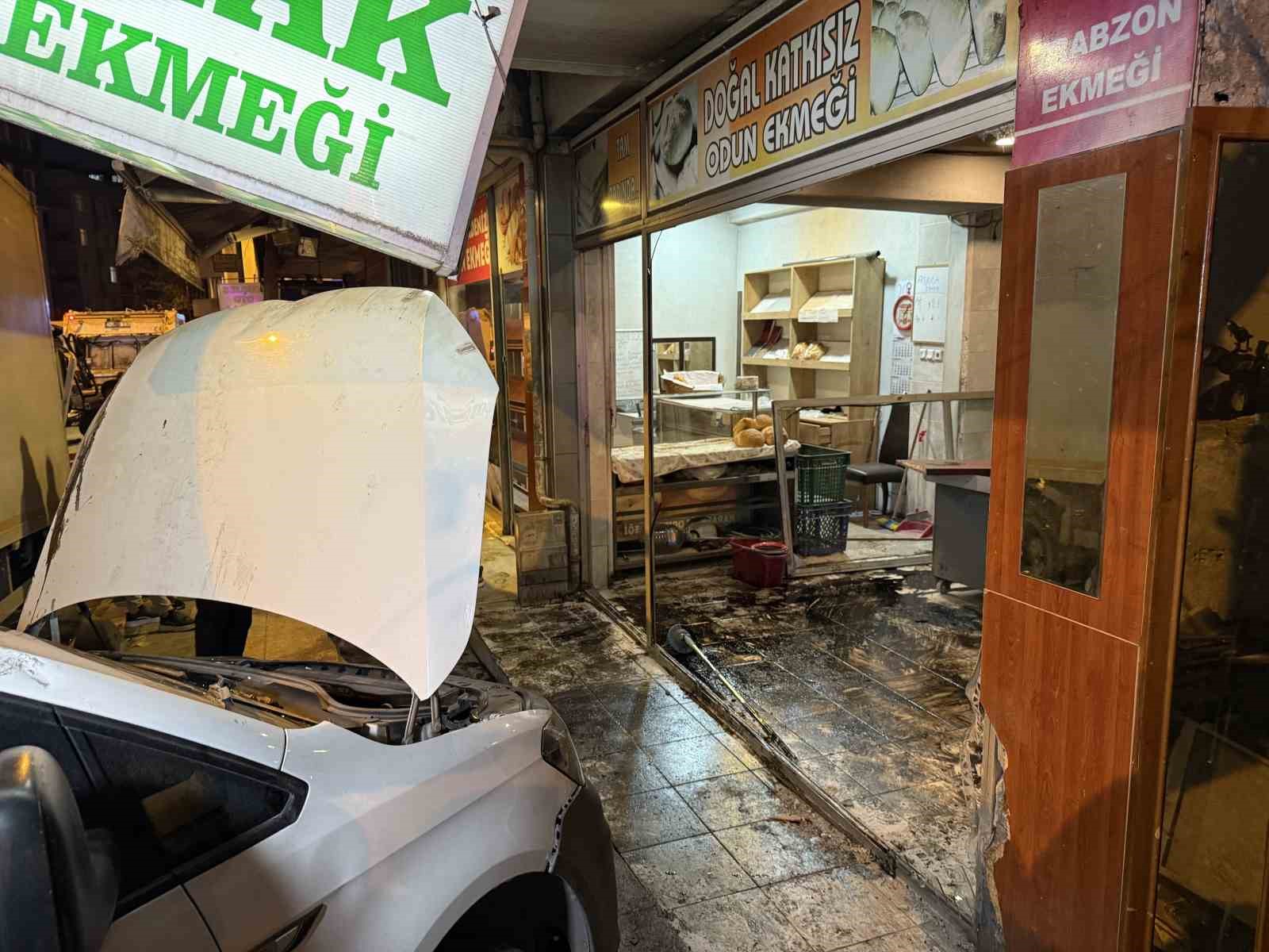 Bahçelievler’de kamyonun çarptığı araç fırına girdi, o anlar kamerada 5 bahcelievlerde kamyonun carptigi arac firina girdi o anlar kamerada 1 ITfY3bf6