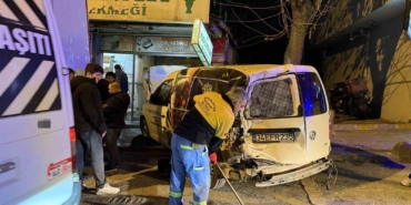 bahcelievlerde-kamyonun-carptigi-arac-firina-girdi-o-anlar-kamerada-IVQWywG9.jpg