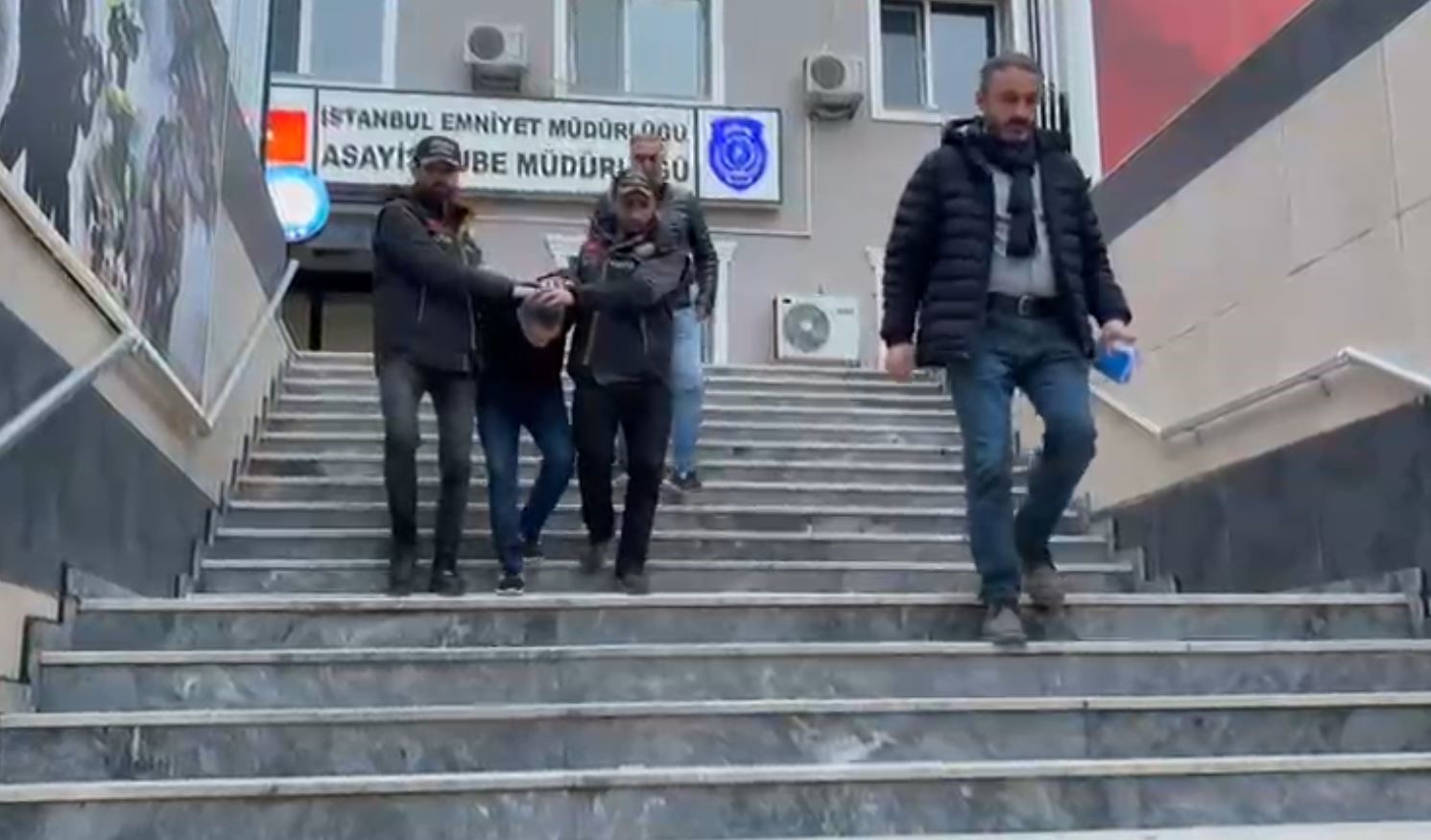 bahcelievlerde kuyumcu soyan supheli yakalandi 2 lakIM3RU