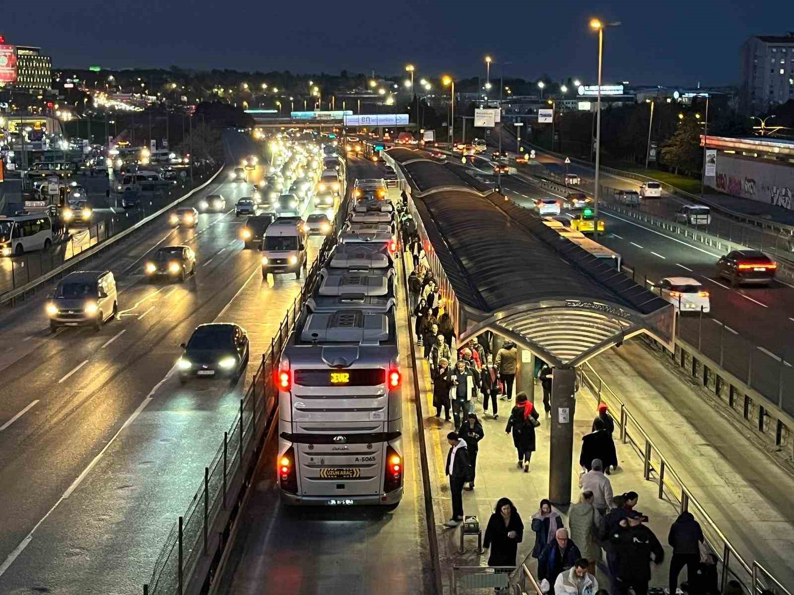 bahcelievlerde metrobus ayaginin ustunden gecen kadin yaralandi 0 d2GQUWj3