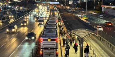 bahcelievlerde-metrobus-ayaginin-ustunden-gecen-kadin-yaralandi-68rHkhil.jpg