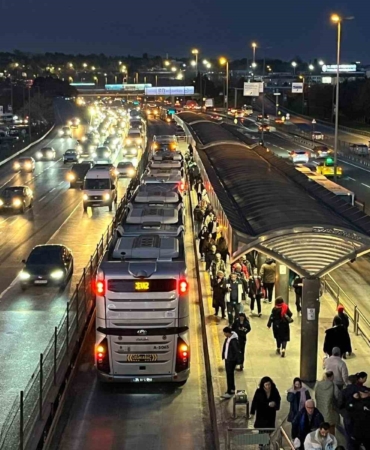 bahcelievlerde-metrobus-ayaginin-ustunden-gecen-kadin-yaralandi-68rHkhil.jpg