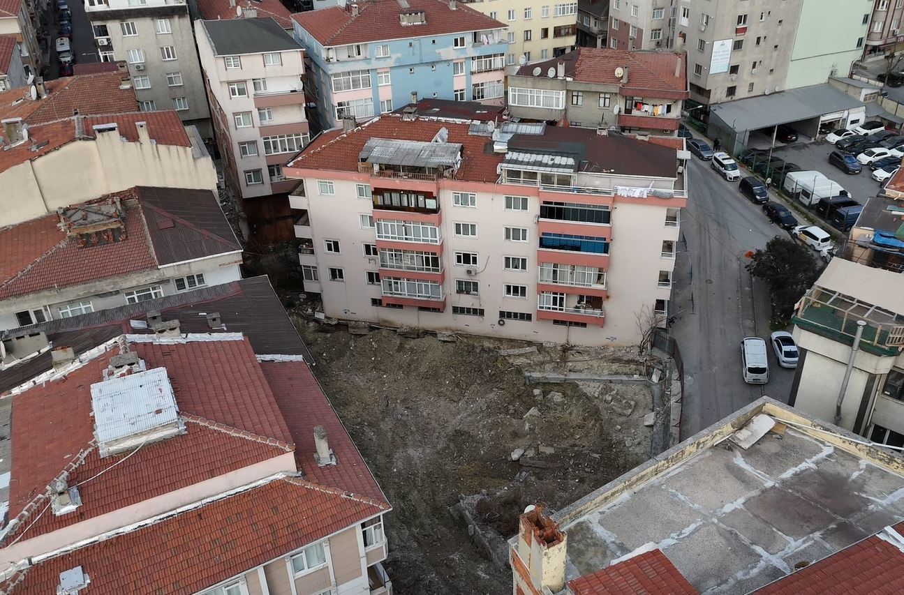 bahcelievlerde temeli kayan bina havadan goruntulendi 0 HHy47HPB