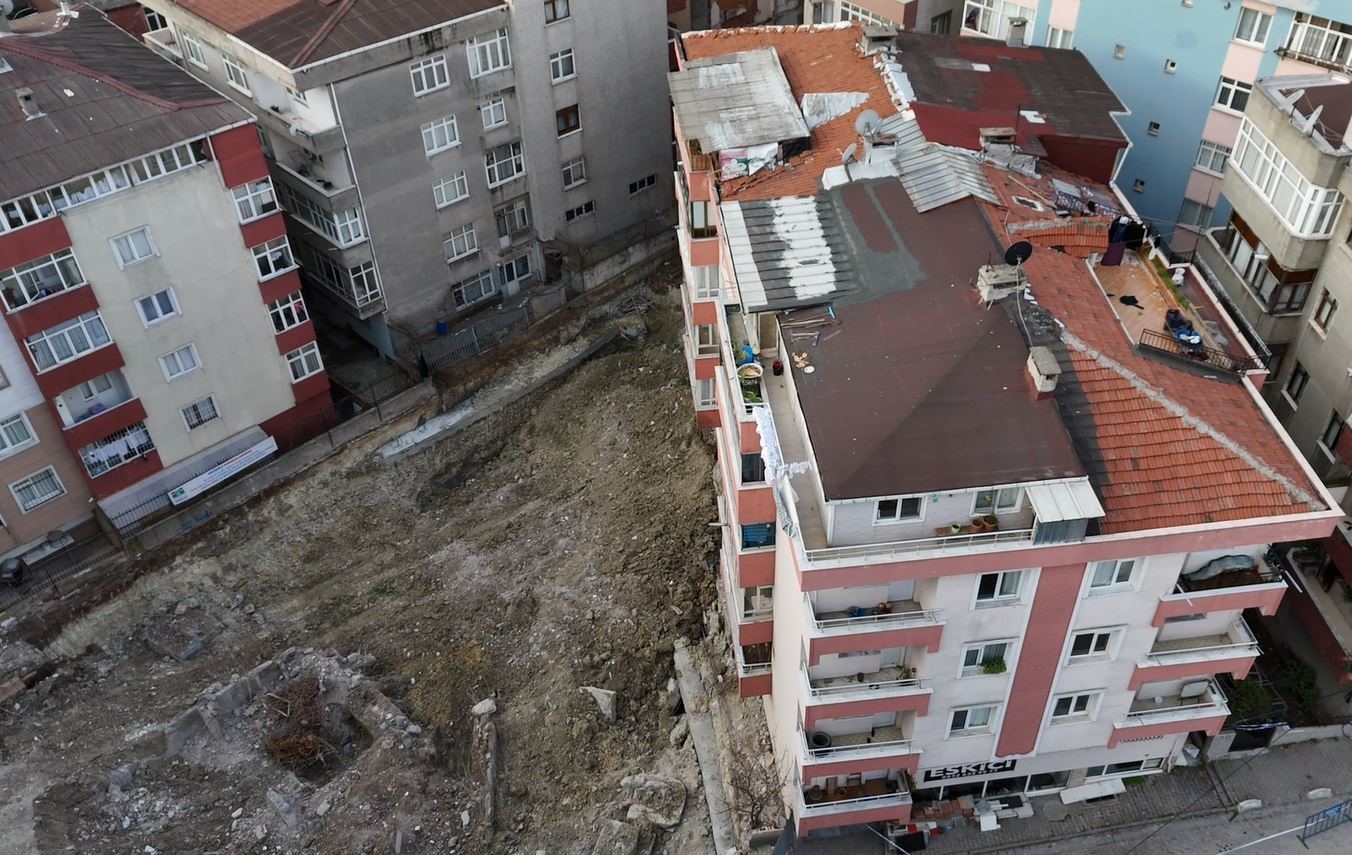 bahcelievlerde temeli kayan bina havadan goruntulendi 1 XRD2hKrX