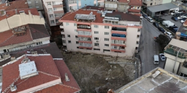 bahcelievlerde-temeli-kayan-bina-havadan-goruntulendi-ZRiDDpWg.jpg