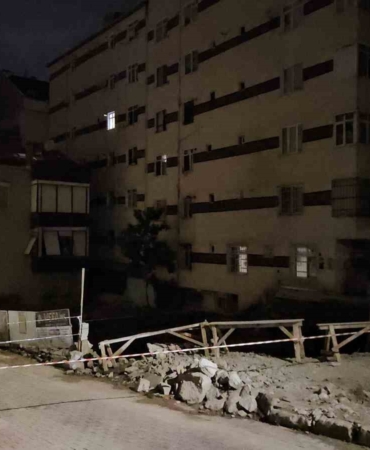 bahcelievlerde-yaninda-temel-kazilan-7-katli-binadan-catlama-sesi-gelince-tahliye-edildi-XQmrk4Uh.jpg