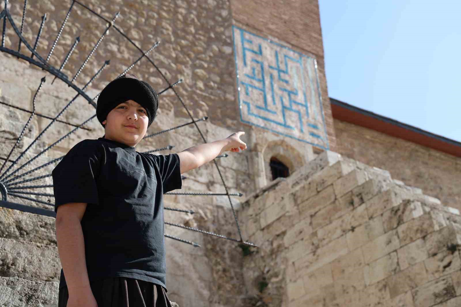 Bahçeli’nin rozeti ve yüzüğü gündem oldu, motifler Sivas’ı akıllara getirdi 6 bahcelinin rozeti ve yuzugu gundem oldu motifler sivasi akillara getirdi 2 D2KVe6Rb