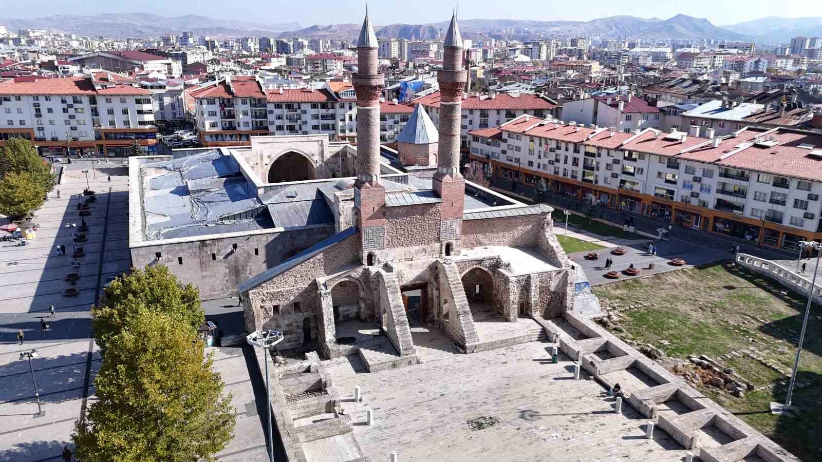Bahçeli’nin rozeti ve yüzüğü gündem oldu, motifler Sivas’ı akıllara getirdi 9 bahcelinin rozeti ve yuzugu gundem oldu motifler sivasi akillara getirdi 5