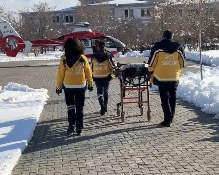 bahcesarayda 37 haftalik gebe helikopter ambulansla vana sevk edildi 2 UpQktByf