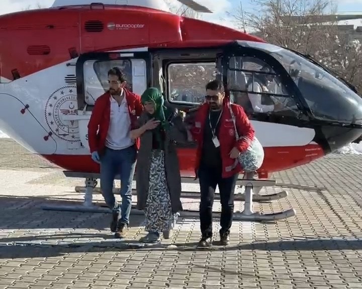 bahcesarayda 37 haftalik gebe helikopter ambulansla vana sevk edildi 3 RsiyEZRc