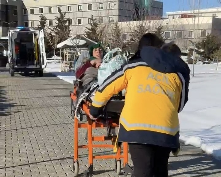 bahcesarayda 37 haftalik gebe helikopter ambulansla vana sevk edildi 4