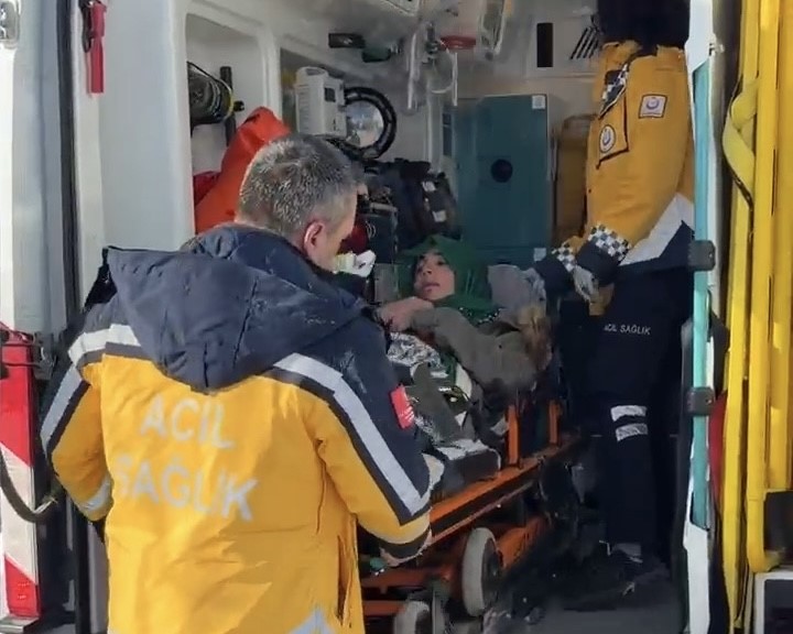 bahcesarayda 37 haftalik gebe helikopter ambulansla vana sevk edildi 5 2KupywKV