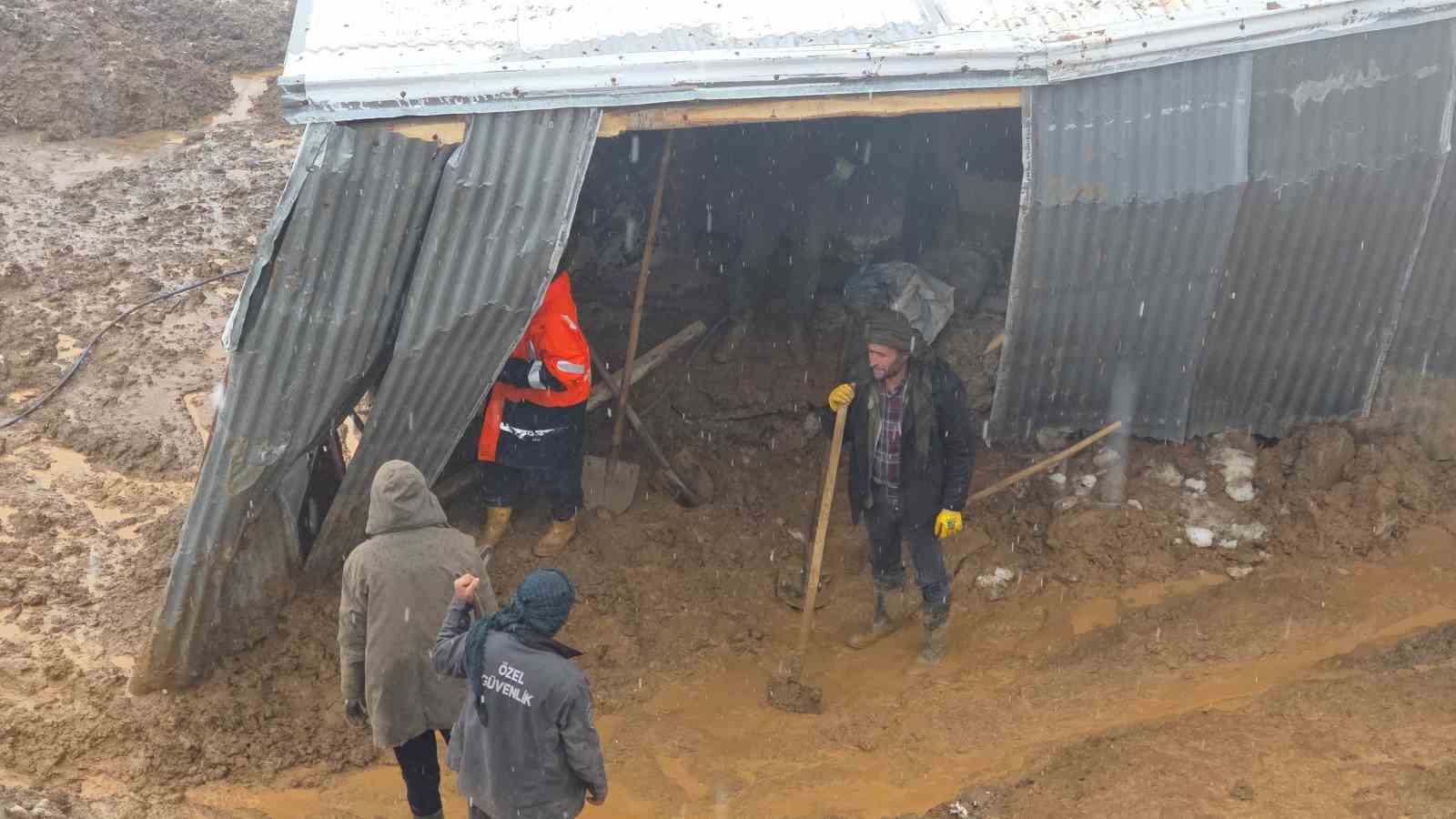 Bahçesaray’da heyelan bir eve zarar verdi 5 bahcesarayda heyelan bir eve zarar verdi 1 A4jIgENR