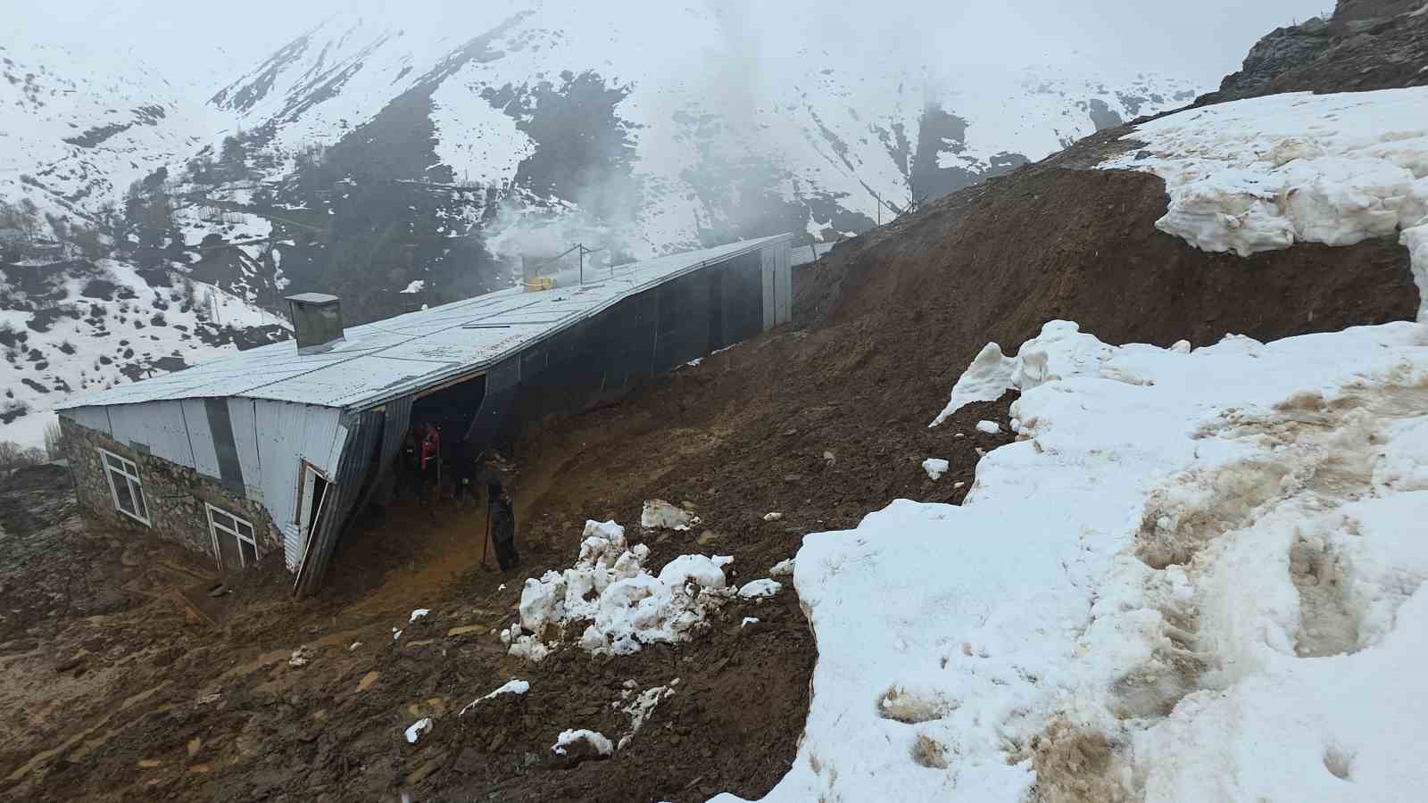 Bahçesaray’da heyelan bir eve zarar verdi 6 bahcesarayda heyelan bir eve zarar verdi 2 nnrfZNyP