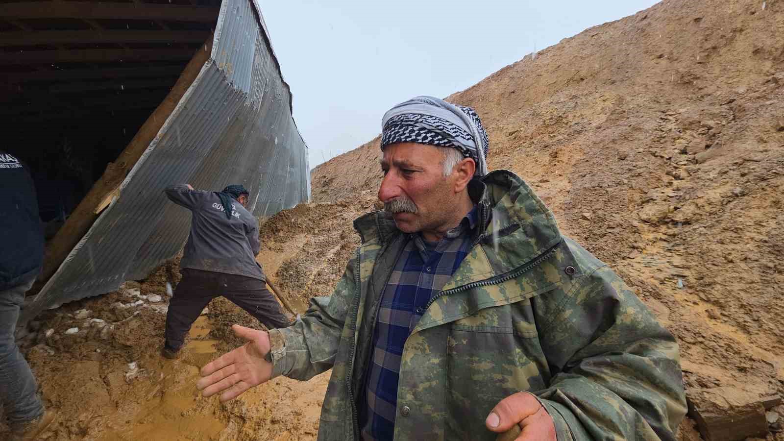Bahçesaray’da heyelan bir eve zarar verdi 8 bahcesarayda heyelan bir eve zarar verdi 4 5TXkLdaN