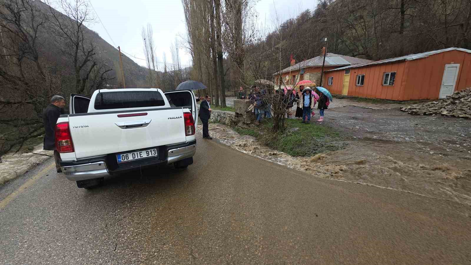 Bahçesaray’da heyelan bir eve zarar verdi 12 bahcesarayda heyelan bir eve zarar verdi 8 e7PsXA39