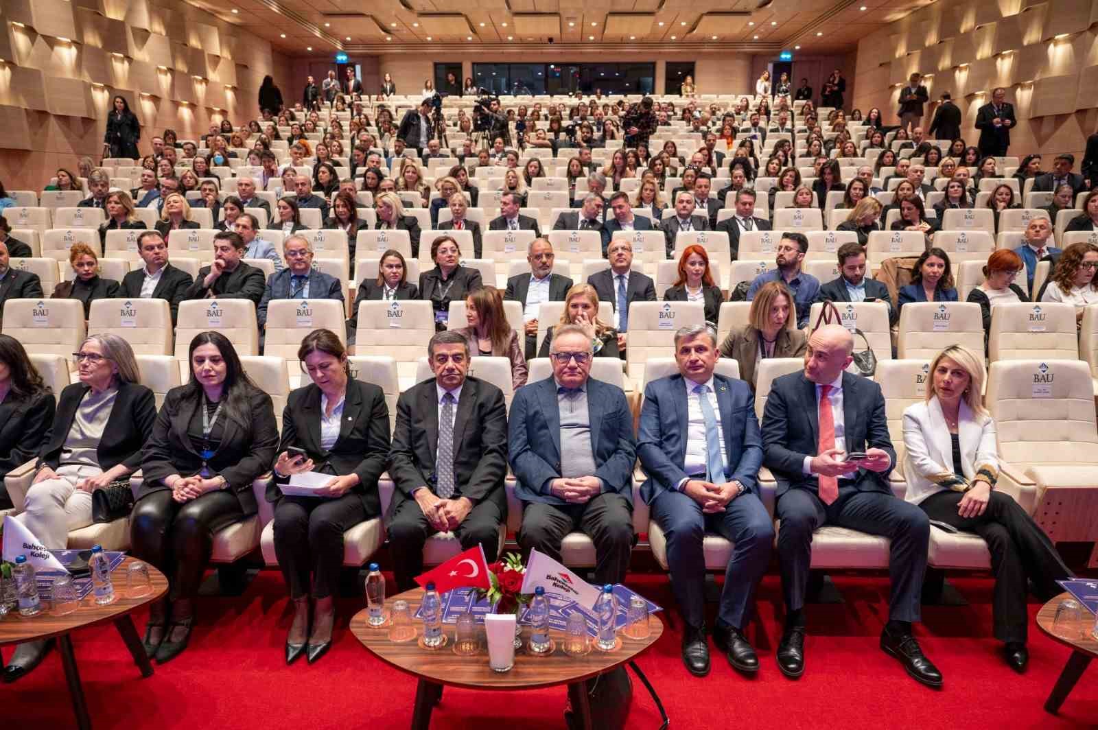 bahcesehir koleji erken cocuklukta aile okul ve degerler sempozyumu duzenledi 0 YakW3iib