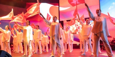 bahcesehir-koleji-ogrencileri-cumhuriyet-icin-sahne-aldi-dMXRxJMu.jpg