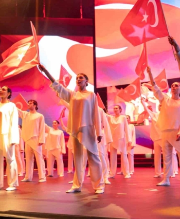 bahcesehir-koleji-ogrencileri-cumhuriyet-icin-sahne-aldi-dMXRxJMu.jpg