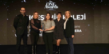 bahcesehir-kolejine-the-one-awardstan-yilin-itibarlisi-odulu-Lzs4djpB.jpg