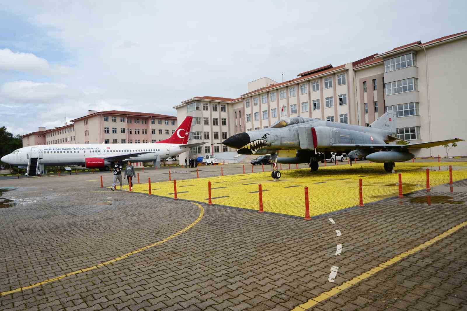 bahcesinde boeing 737 egitim ucagi ve f 4 phantom ile gelecegin havacilarini yetistiren lise 0 ycKlp8kY