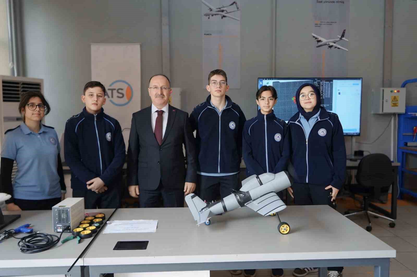 bahcesinde boeing 737 egitim ucagi ve f 4 phantom ile gelecegin havacilarini yetistiren lise 1 aSRYjfXw