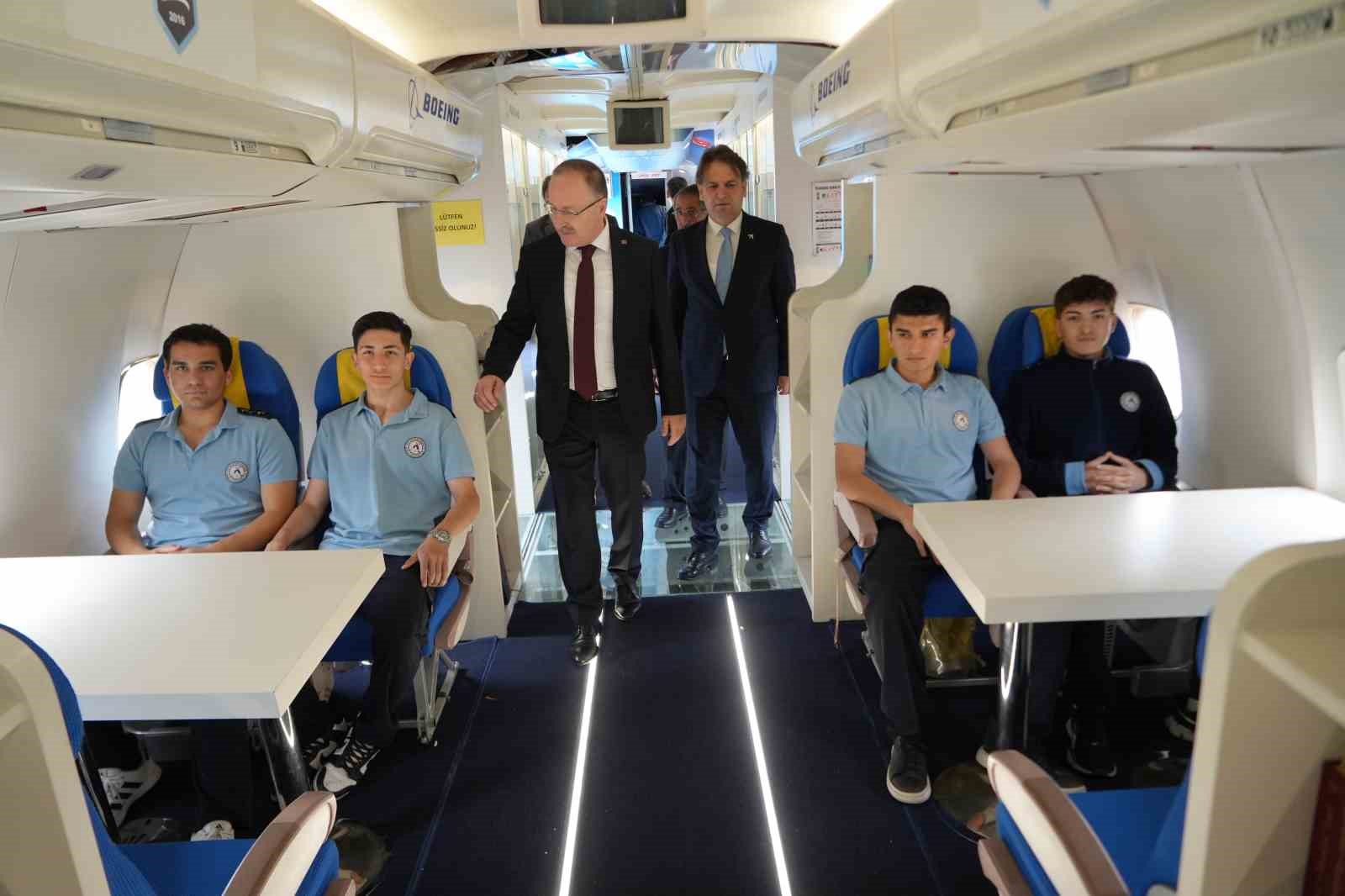 bahcesinde boeing 737 egitim ucagi ve f 4 phantom ile gelecegin havacilarini yetistiren lise 10 kWaXvLdB