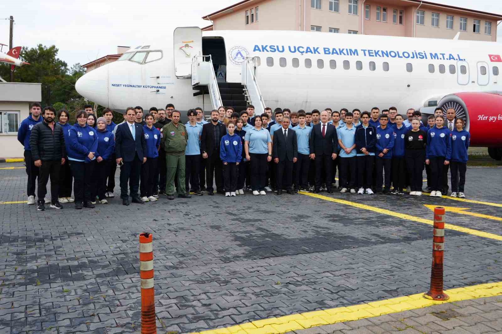 bahcesinde boeing 737 egitim ucagi ve f 4 phantom ile gelecegin havacilarini yetistiren lise 11 ykvlGhcL
