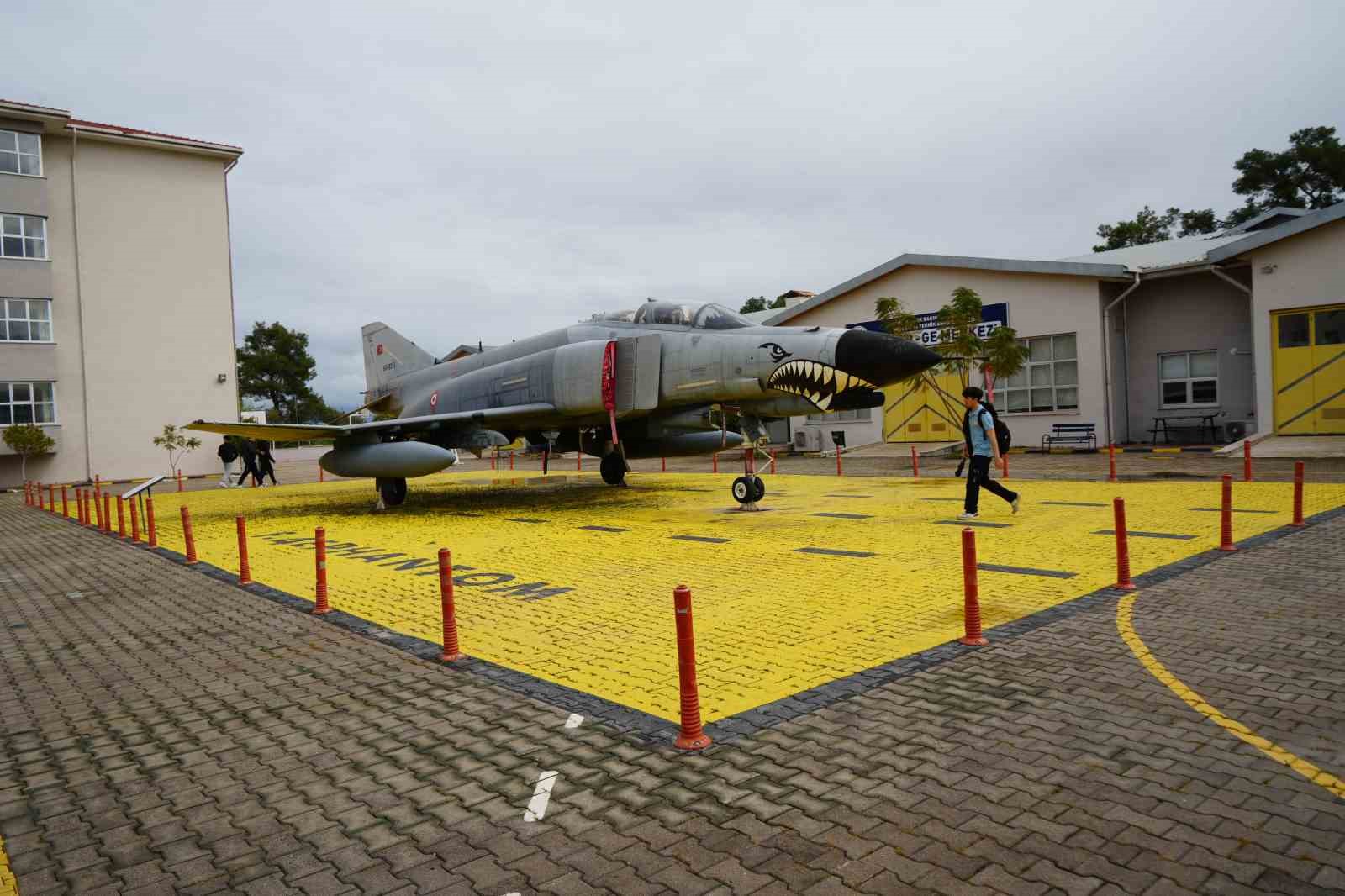 bahcesinde boeing 737 egitim ucagi ve f 4 phantom ile gelecegin havacilarini yetistiren lise 12 8UrV6rNZ