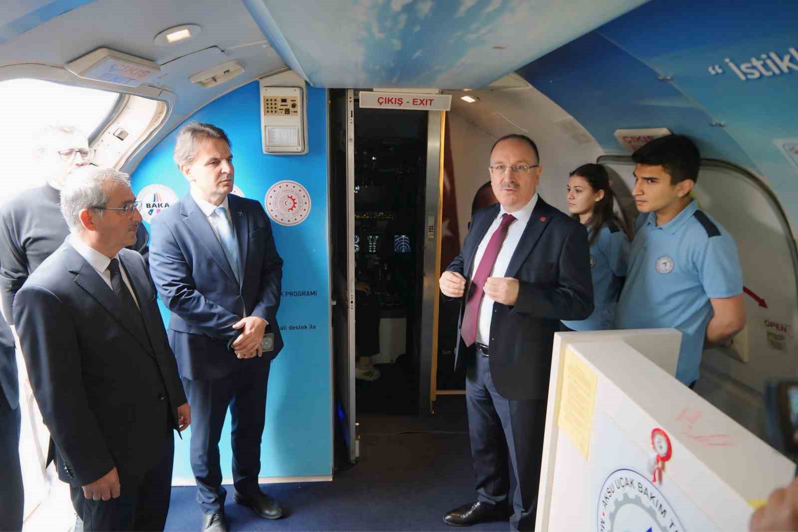 bahcesinde boeing 737 egitim ucagi ve f 4 phantom ile gelecegin havacilarini yetistiren lise 13 fjNpVtVh