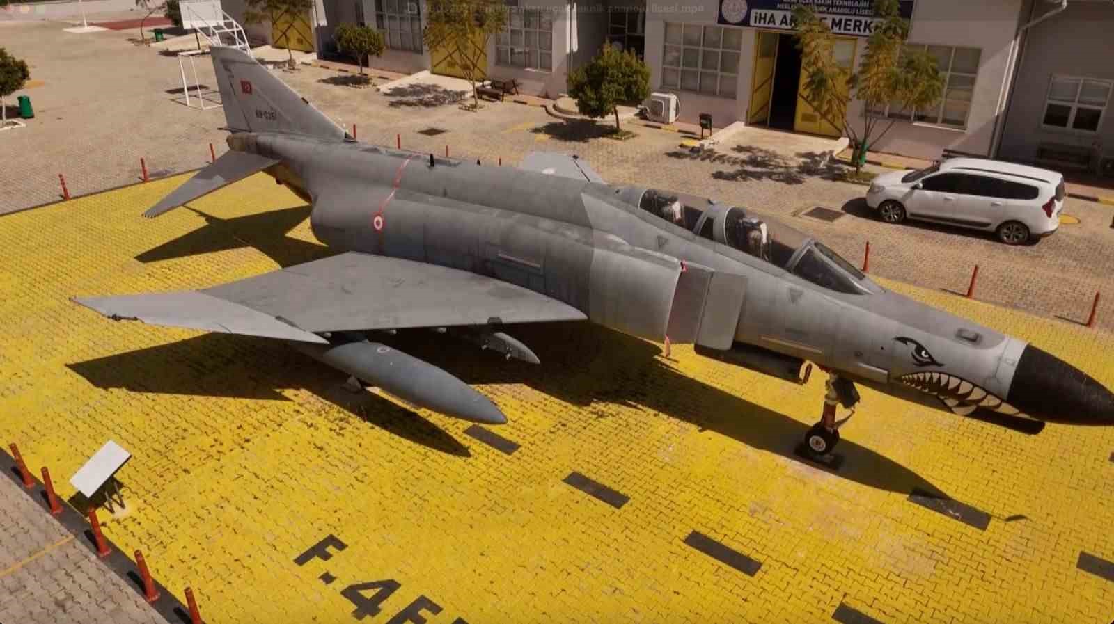 bahcesinde boeing 737 egitim ucagi ve f 4 phantom ile gelecegin havacilarini yetistiren lise 16 9qbZQj1w