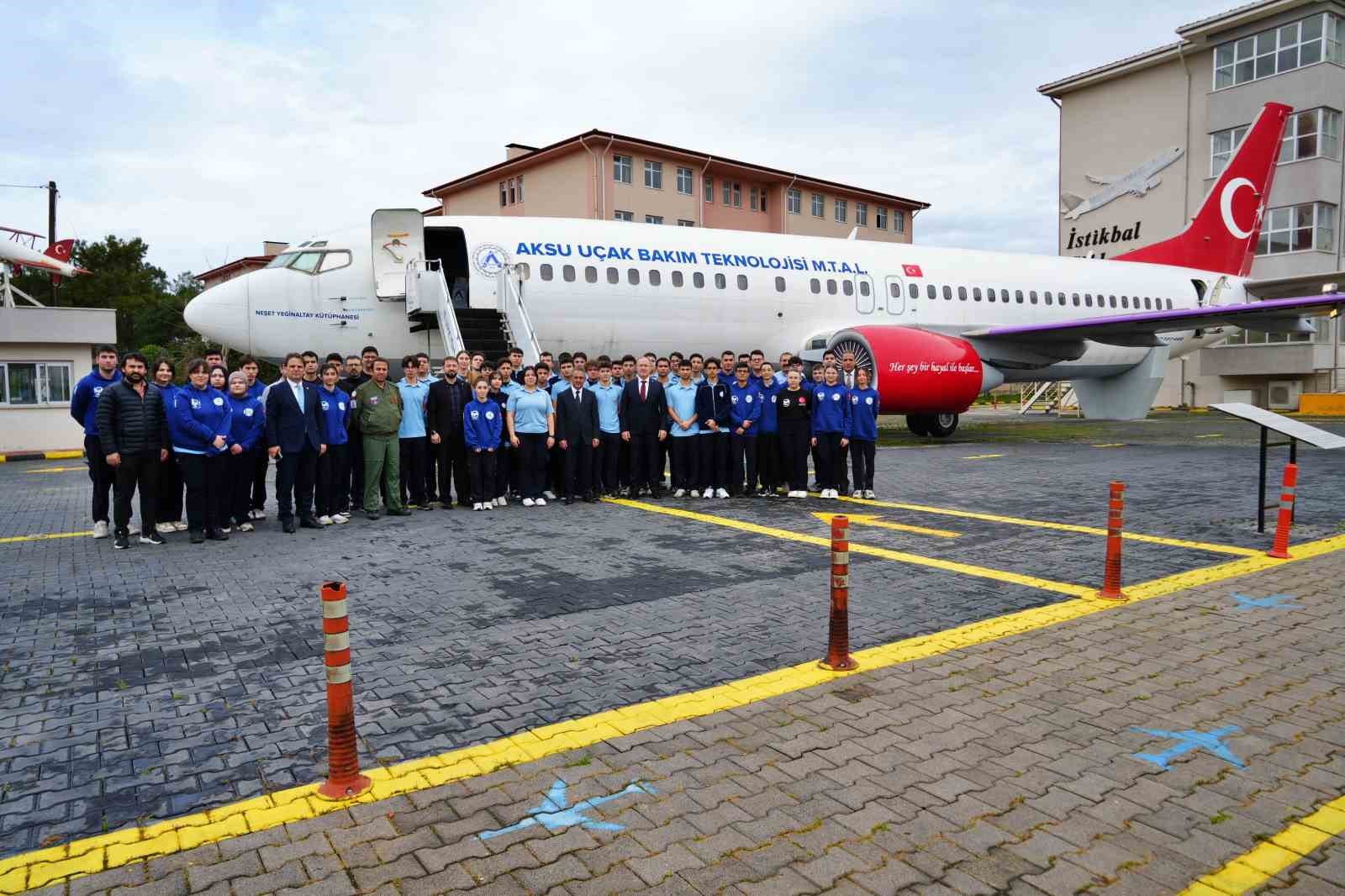 bahcesinde boeing 737 egitim ucagi ve f 4 phantom ile gelecegin havacilarini yetistiren lise 2 qTSHAOru