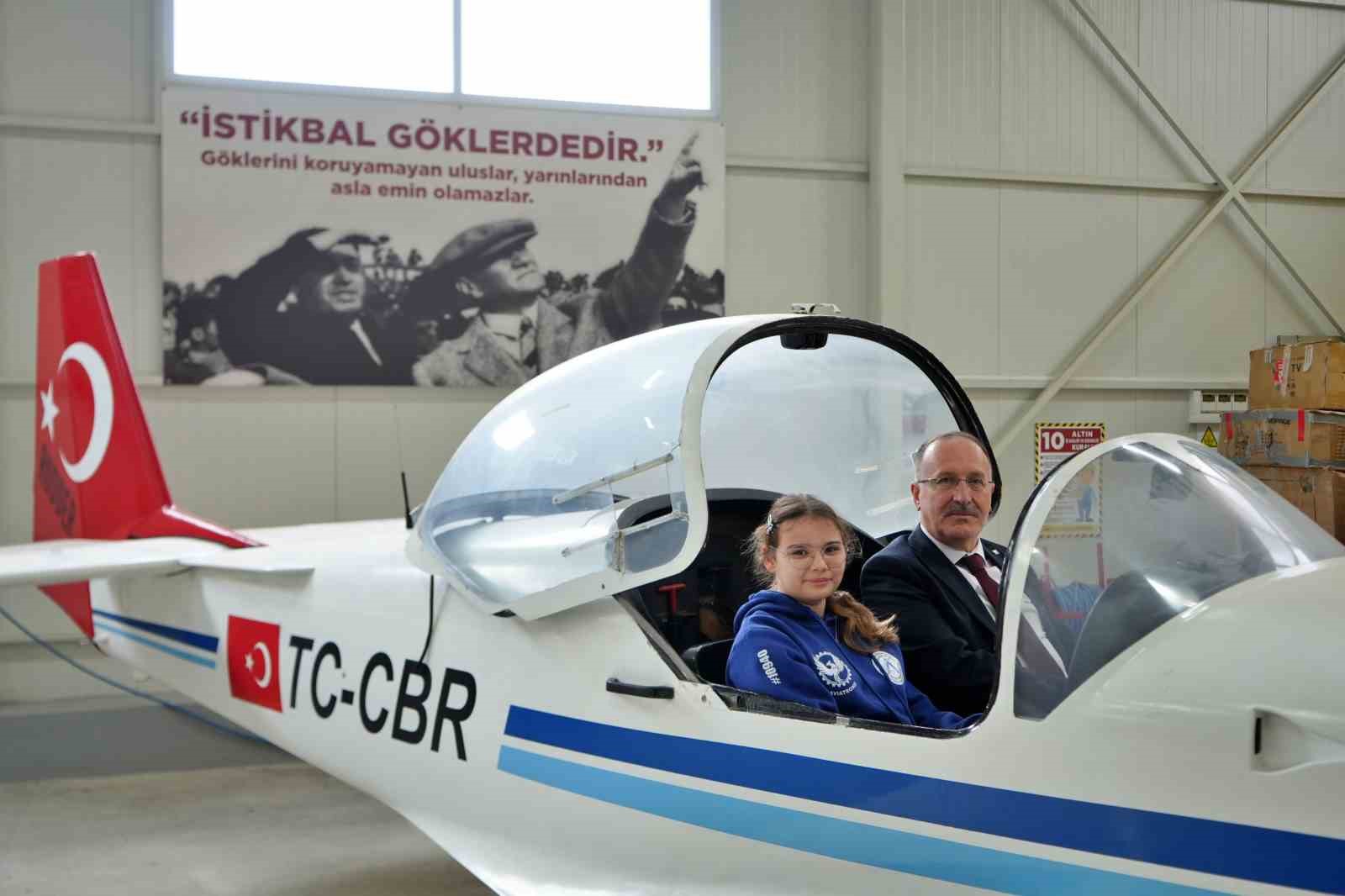 bahcesinde boeing 737 egitim ucagi ve f 4 phantom ile gelecegin havacilarini yetistiren lise 4 hNwUXzLB