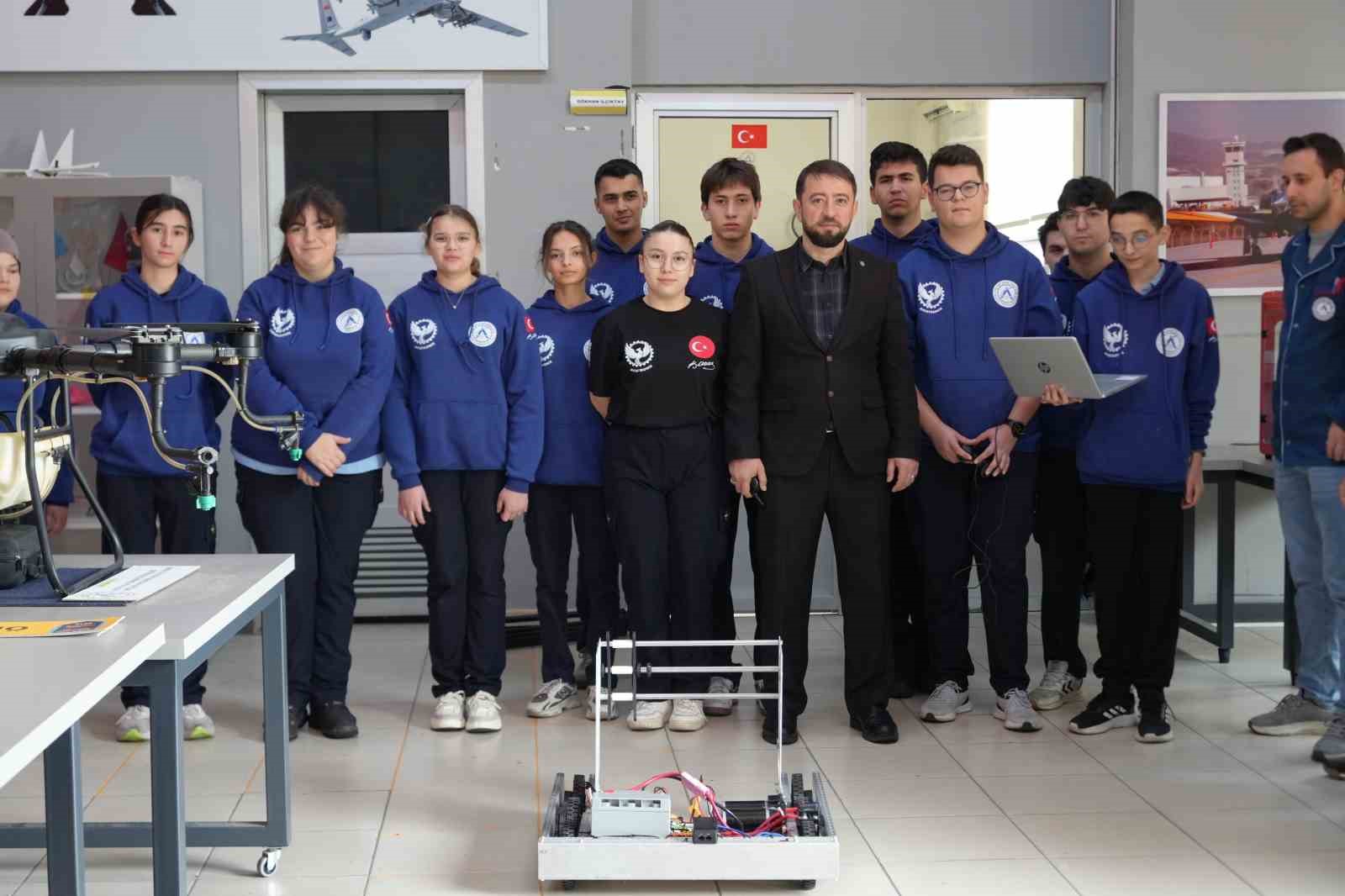 bahcesinde boeing 737 egitim ucagi ve f 4 phantom ile gelecegin havacilarini yetistiren lise 5 ffzAfmhk