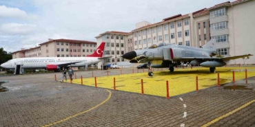 bahcesinde-boeing-737-egitim-ucagi-ve-f-4-phantom-ile-gelecegin-havacilarini-yetistiren-lise-56JZbe49.jpg