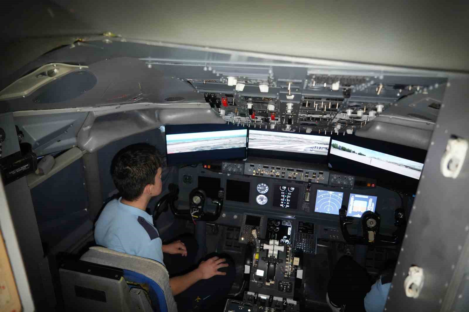 bahcesinde boeing 737 egitim ucagi ve f 4 phantom ile gelecegin havacilarini yetistiren lise 9 WzJIdN4B
