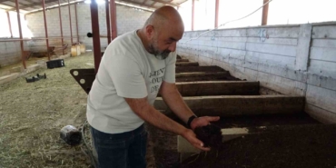 bahcesinde-urettigi-solucan-gubresi-gelir-kaynagi-oldu-ShlqDZX2.jpg